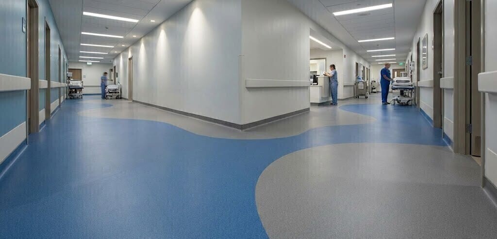 Homojen PVC zemin kaplama hastane koridoru uygulaması